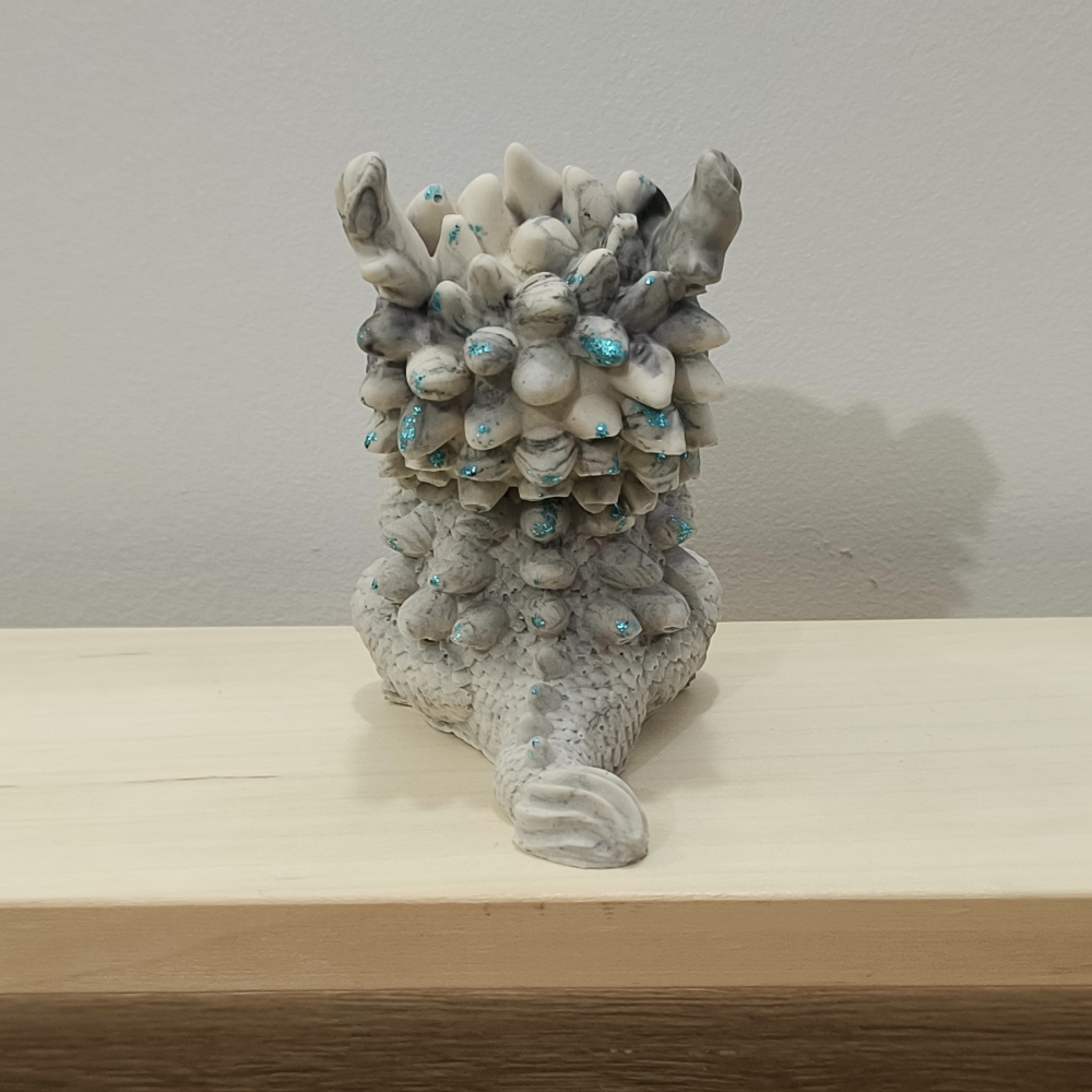 Dos Figurine Dragon marbré gris violet et turquoise en jesmonite par melissanacrea