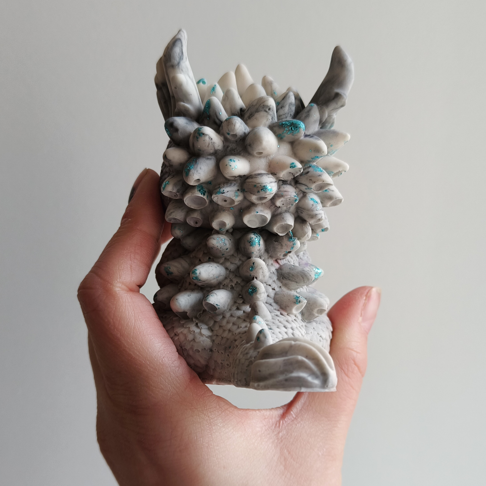 Dos figurine Dragon marbré gris violet et paillettes turquoises en jesmonite par melissanacrea