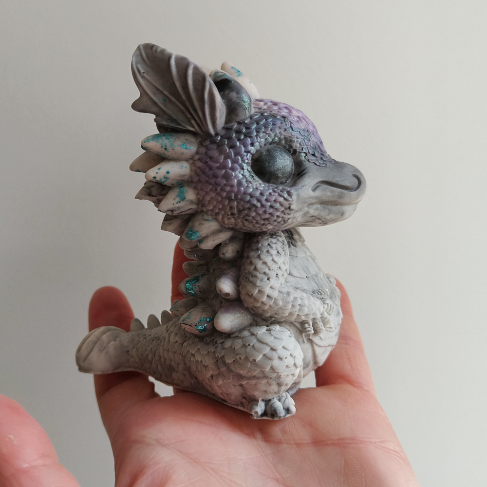 Côté droit figurine Dragon marbré gris violet et turquoise en jesmonite par melissanacrea