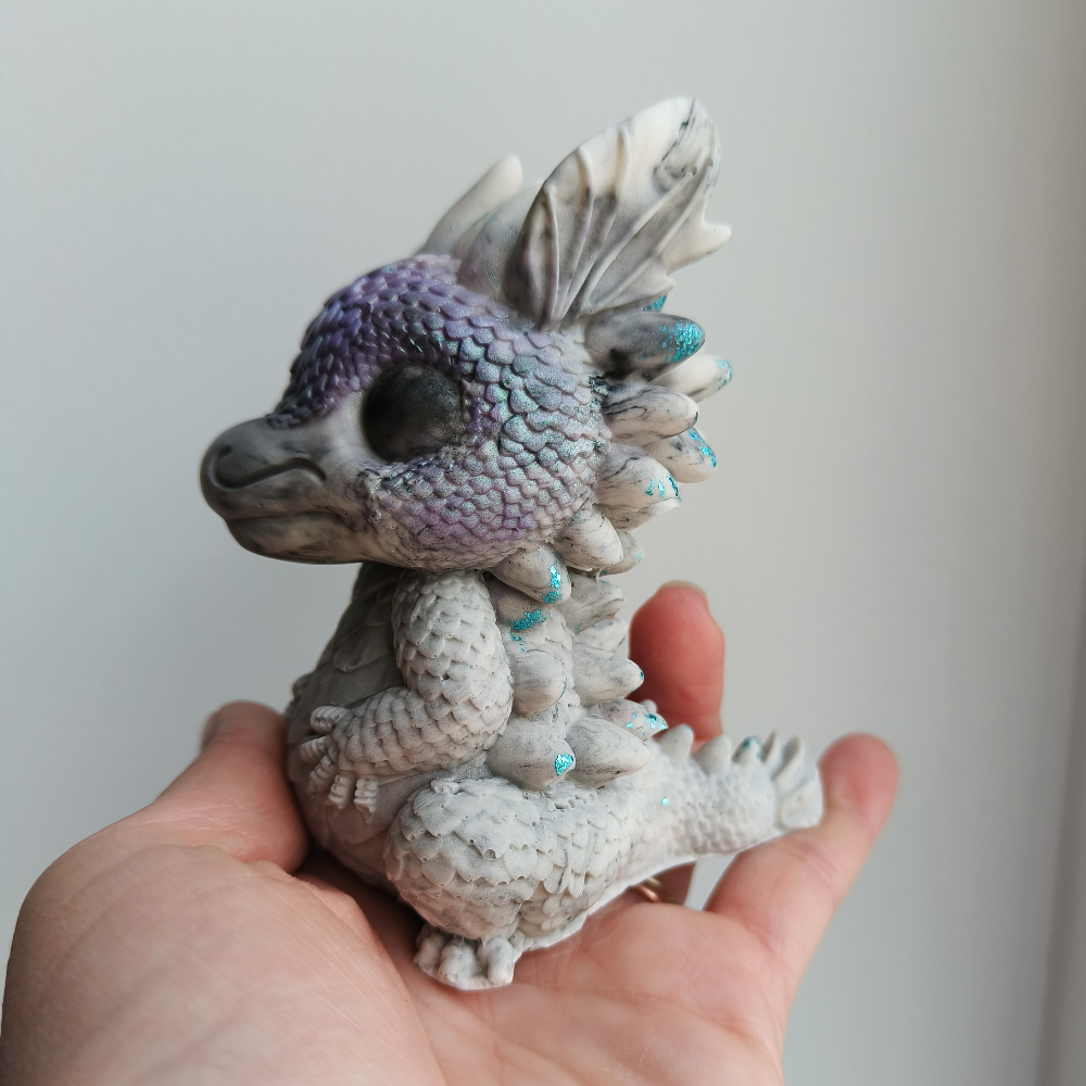 Côté gauche figurine Dragon marbré gris violet et turquoise en jesmonite par melissanacrea