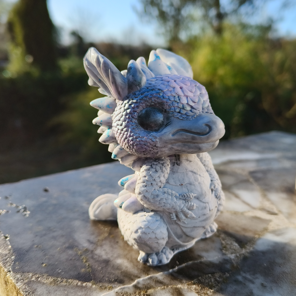 profil dragon violet en jesmonite par mélissanacréa