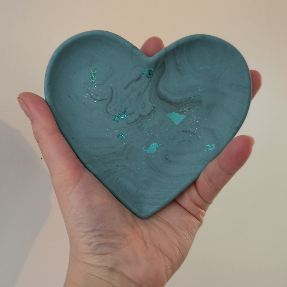 Petit vide poche coeur en jesmonite marbré bleu foncé et turquoise melissanacrea