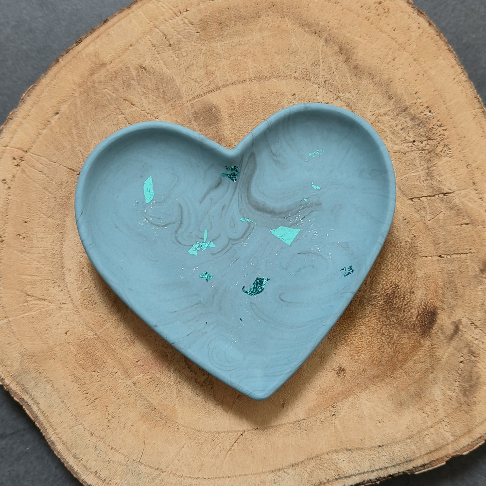 Petit vide poche coeur en jesmonite marbré bleu foncé et noire et turquoise melissanacrea