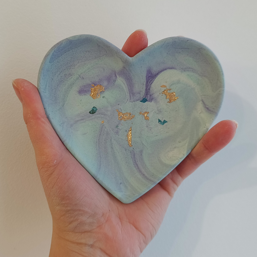 Petit vide poche coeur en jesmonite vert marbré violet et turquoise et or melissanacrea