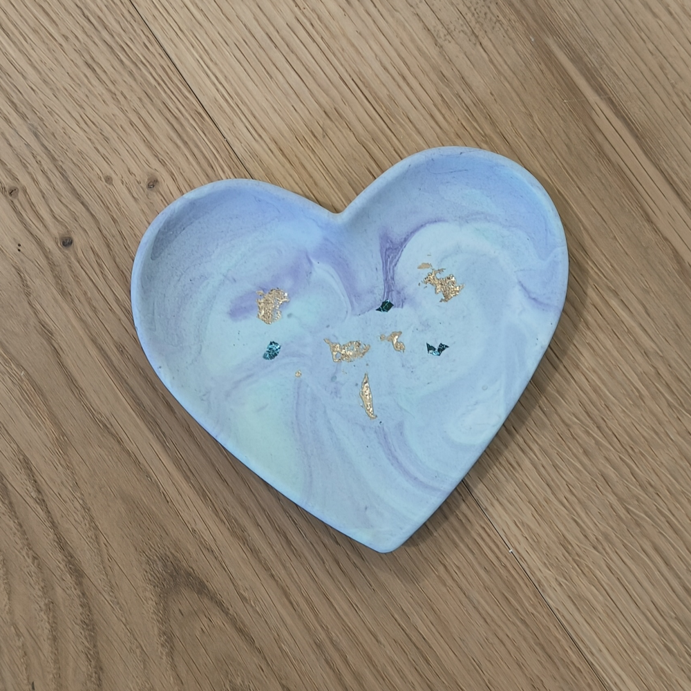Petit vide poche coeur en jesmonite vert marbré violet et feuilles turquoise et or melissanacrea