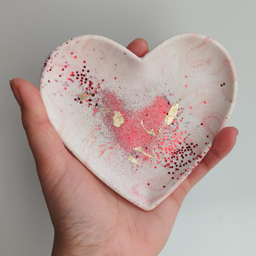 Vide poche coeur à la lumière en jesmonite marbré rouge et or par melissanacrea