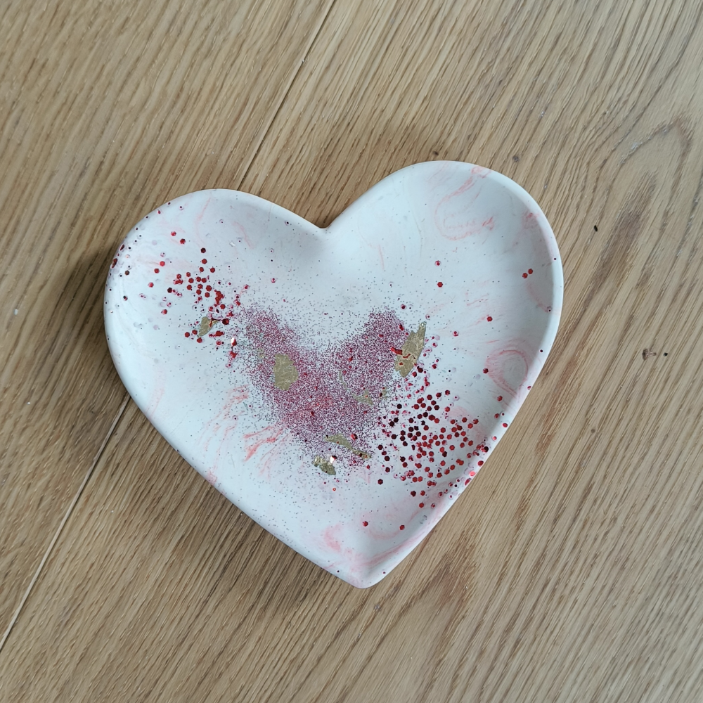 Vide poche coeur en jesmonite collection LOVE par melissanacrea