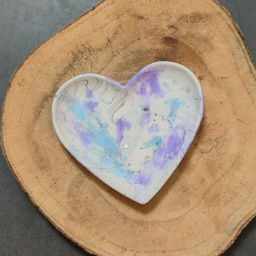 Petit vide poche coeur en jesmonite effet aquarelle bleutée par melissanacrea