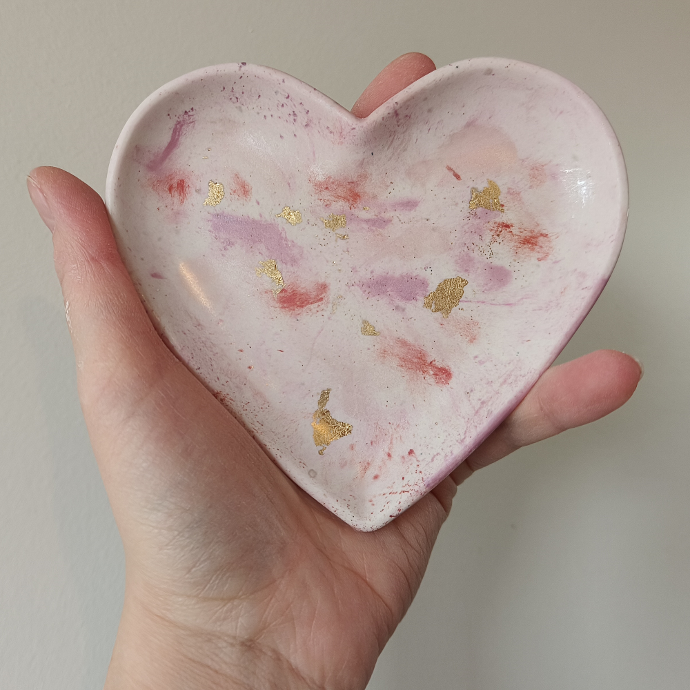Petit vide poche coeur en jesmonite effet aquarelle rose par melissanacrea
