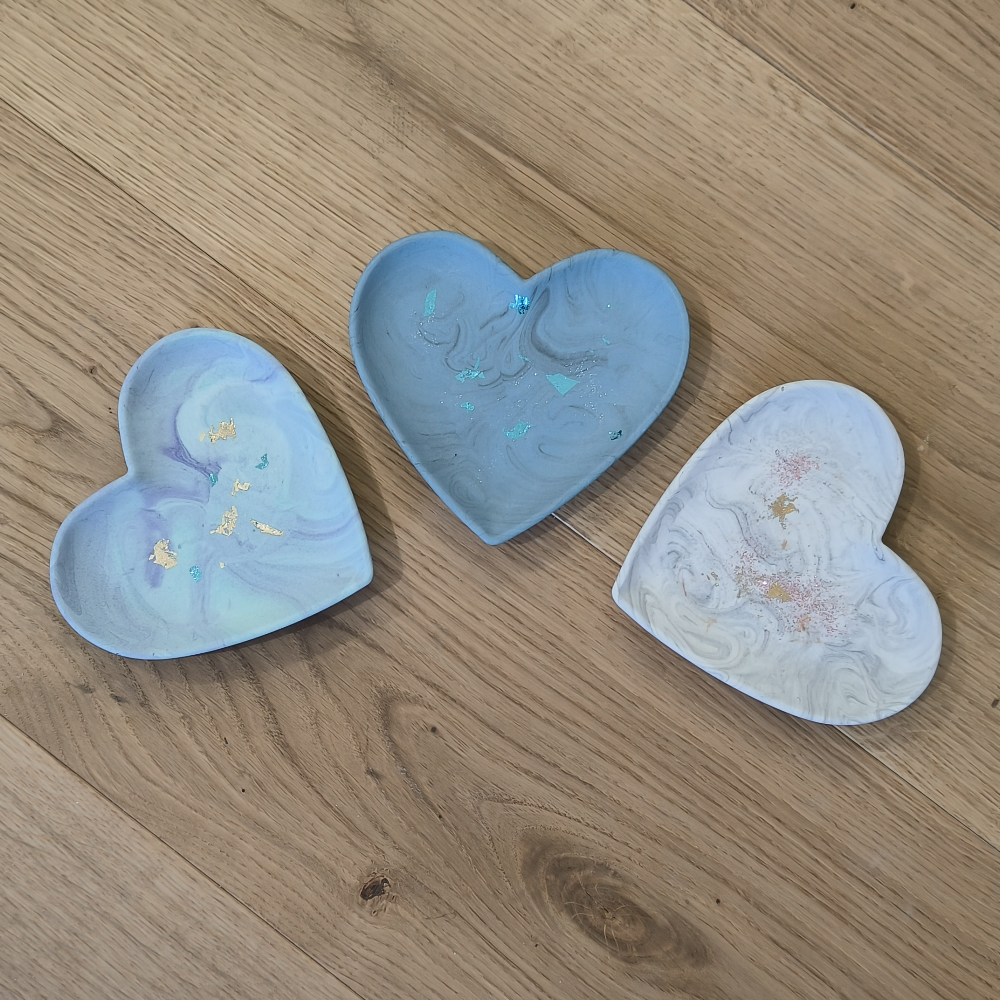 Petits vides poches coeur en jesmonite par melissanacrea