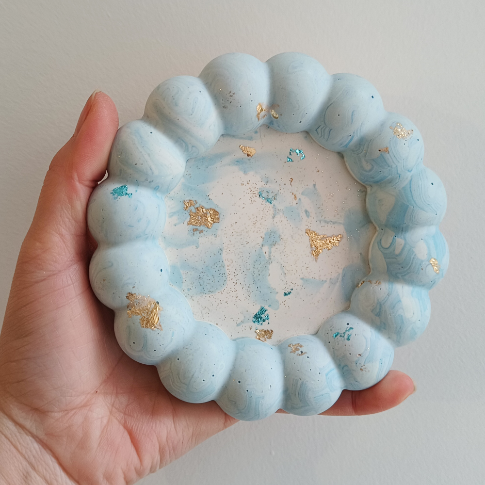 Petit vide poche rond bubble marbré bleu et blanc et or en jesmonite par melissanacrea