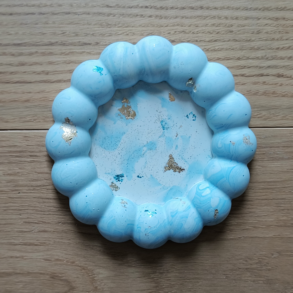 Petit vide poche rond bubble marbré bleu et blanc en jesmonite par melissanacrea