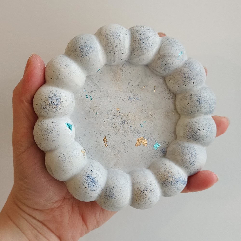 Petit vide poche rond bubble gris et paillettes bleu et or en jesmonite par melissanacrea