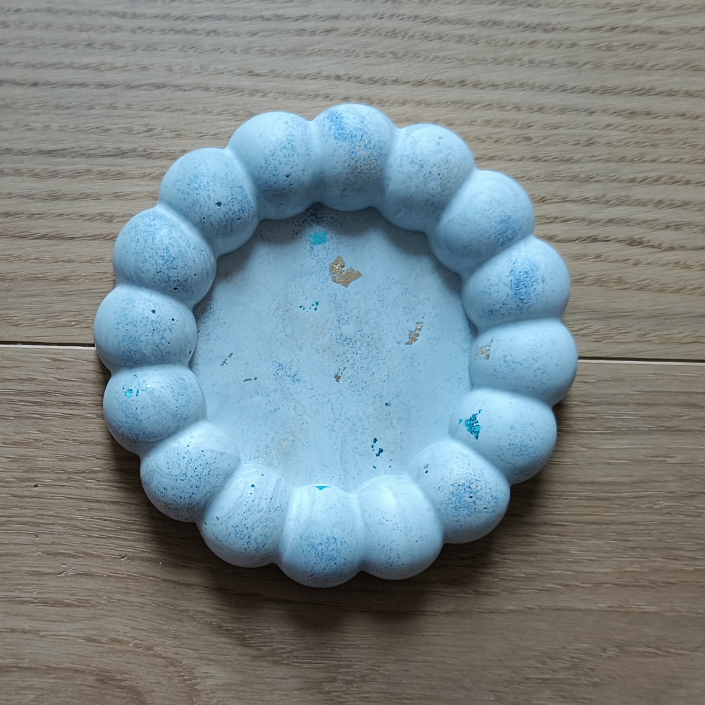 Petit vide poche rond bubble marbré gris et paillettes bleu et or en jesmonite par melissanacrea
