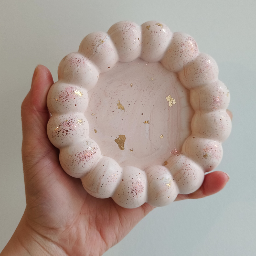 Petit vide poche rond bubble rose en jesmonite par melissanacrea