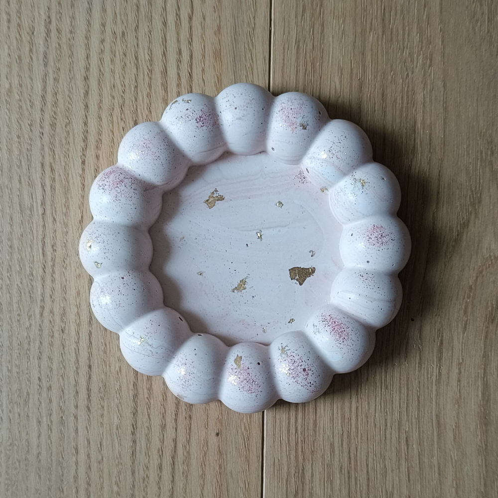 Petit vide poche rond bubble rose et or en jesmonite par melissanacrea