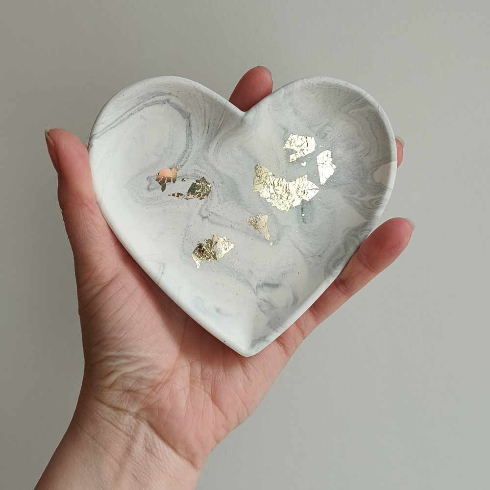 Vide poche coeur marbré gris et or à la lumière en jesmonite par melissanacrea