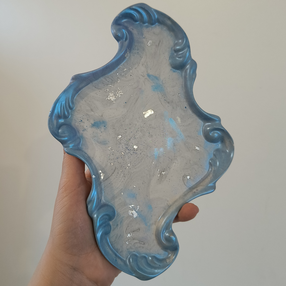 Plateau style baroque fin en jesmonite bleu argent à la lumière par melissanacrea