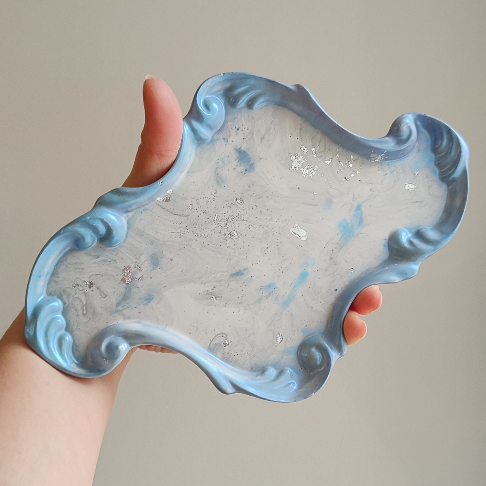 Plateau style baroque étroit en jesmonite bleu glacial à la lumière par melissanacrea