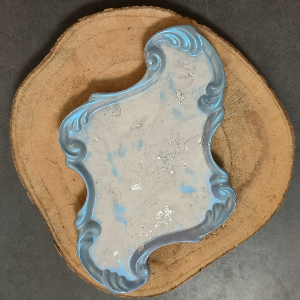Plateau style baroque étroit en jesmonite bleu argent par melissanacrea