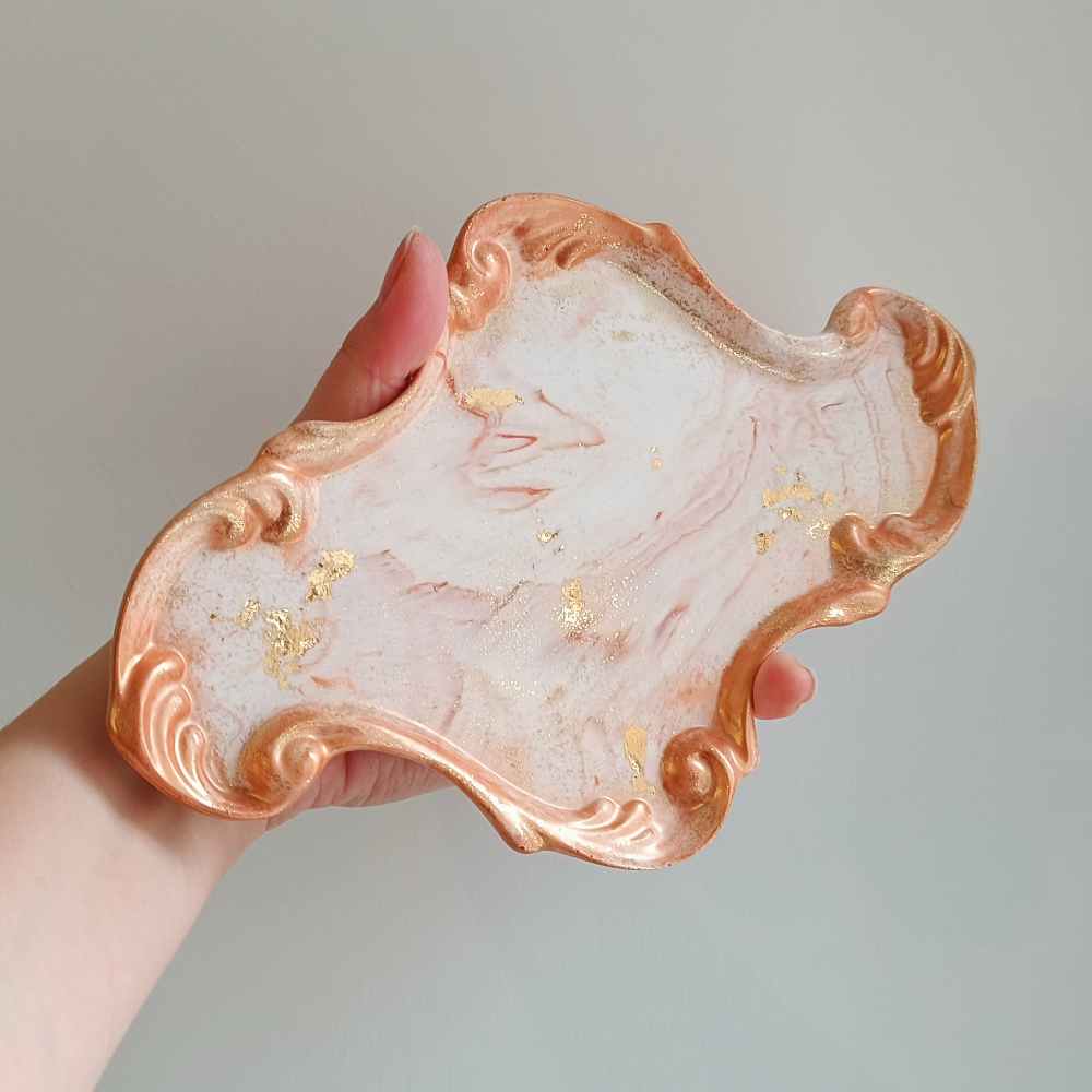Plateau style baroque étroit en jesmonite terracotta cuivré or à la lumière par melissanacrea