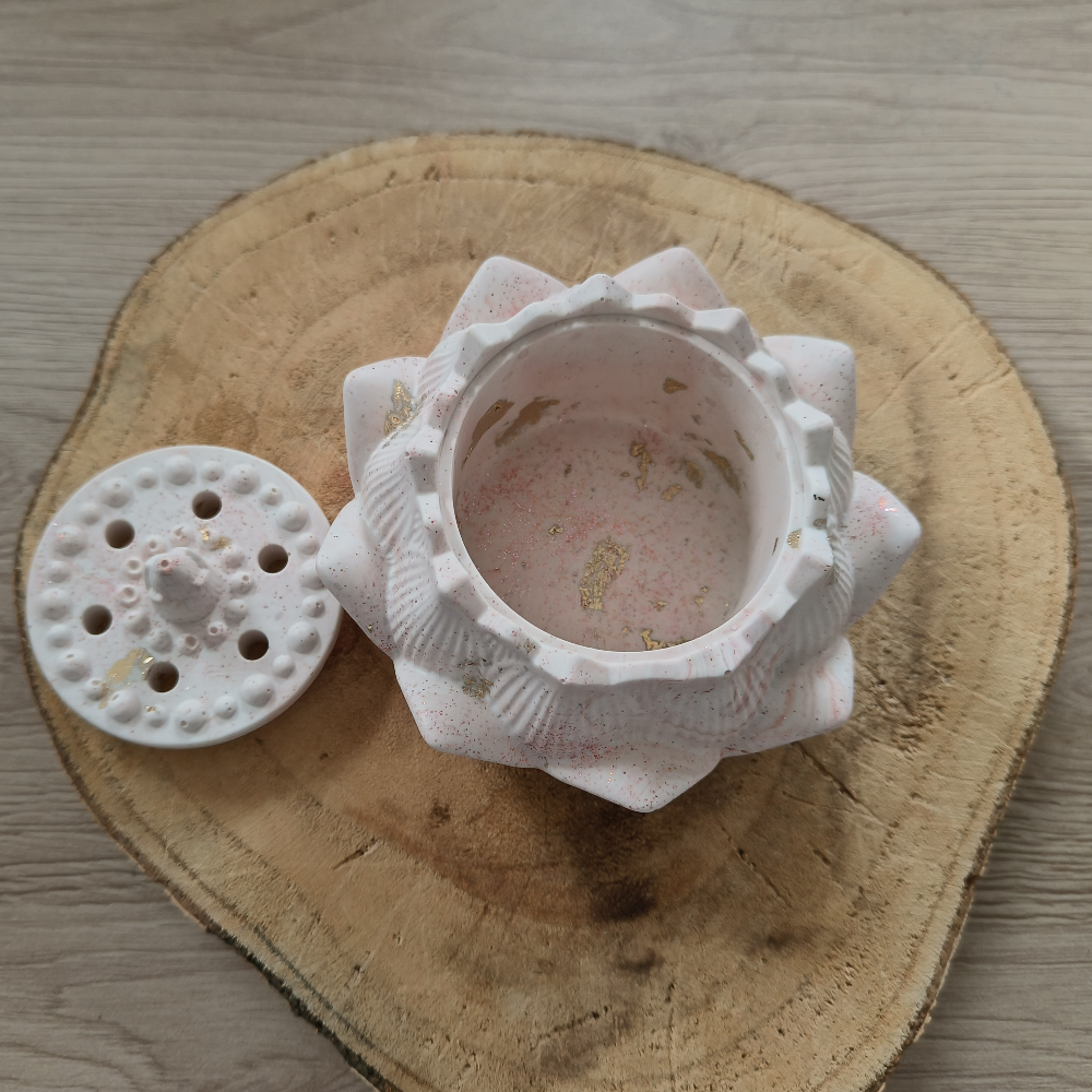 Boîte à encens lotus en jesmonite par melissanacrea
