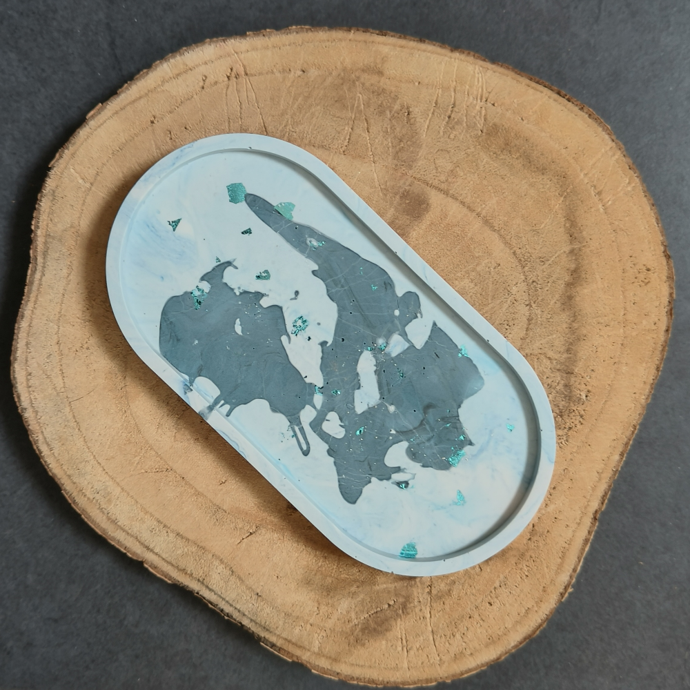 Petit vide poche ovale en jesmonite bi couleur bleu par melissanacrea