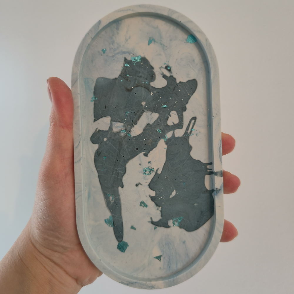 Petit vide poche ovale en jesmonite bi couleur bleu avec effet craquelée par melissanacrea