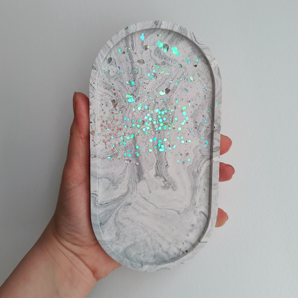 Petit vide poche ovale en jesmonite marbré gris et paillette bleutée melissanacrea