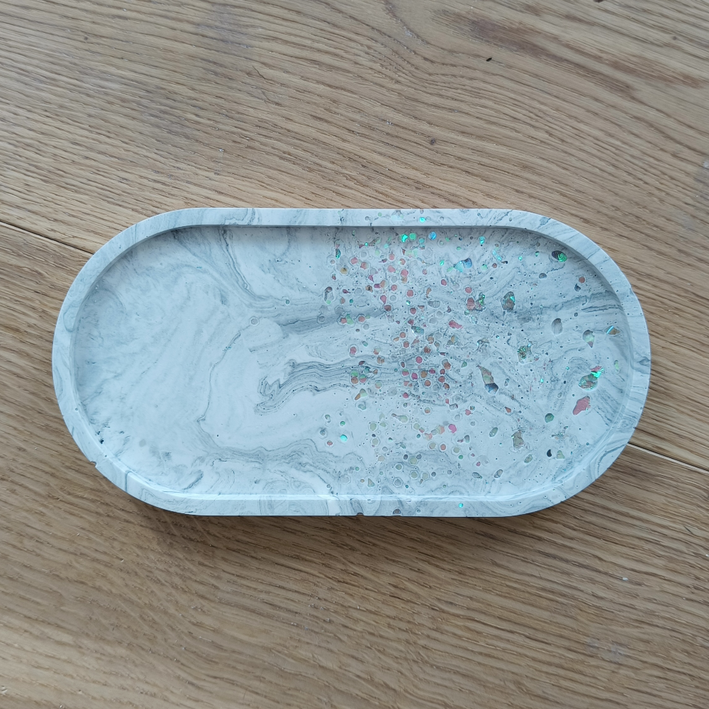 Petit vide poche ovale en jesmonite marbré gris et paillettes bleutées melissanacrea