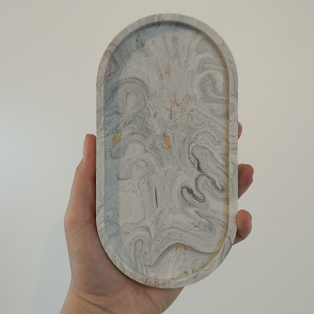 Petit vide poche ovale en jesmonite marbré gris et or par melissanacrea
