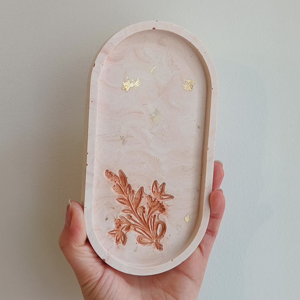 Petit vide poche fleur des terracotta et or à la lumièrer en jesmonite melissanacrea