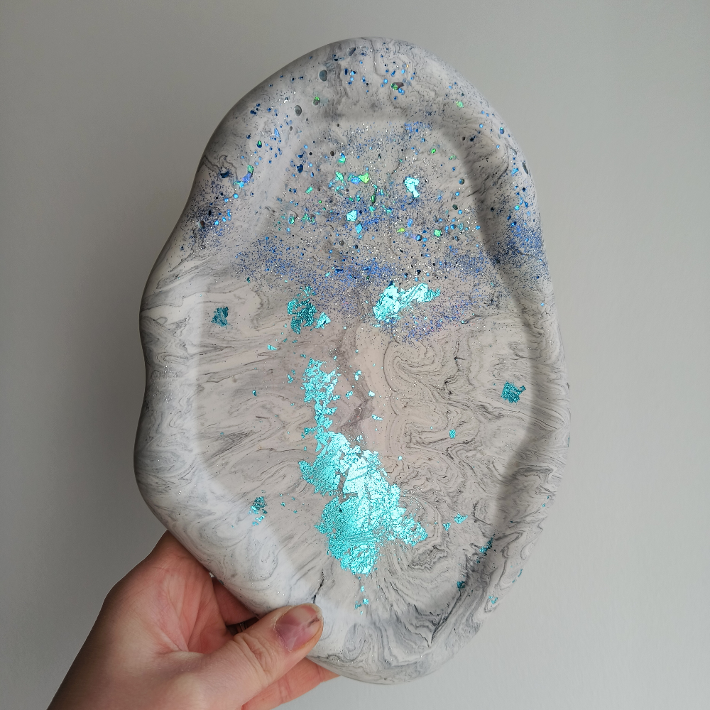 Plateau île en jesmonite marbré gris et paillettes bleu à la lumière par melissanacrea