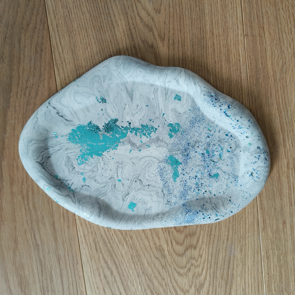 Plateau île en jesmonite marbré gris et paillettes bleu par melissanacrea