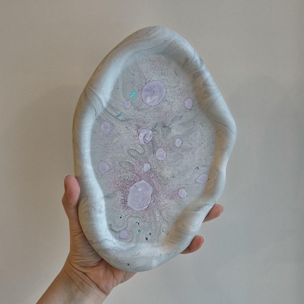 Plateau ile marbré gris et violet en jesmonite par melissanacrea