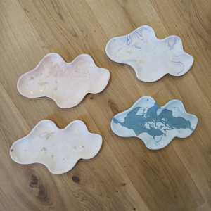 Plateaux ondulés en jesmonite par melissanacrea