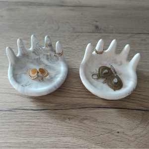 Porte bijoux en jesmonite par mélissanacréa