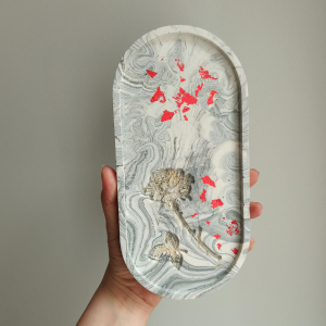 Vide poche fleuri marbré gris et rouge en jesmonite par melissanacrea