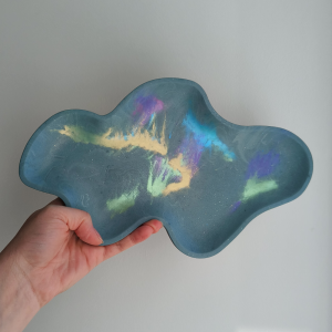 plateau ondulé à la lumière en jesmonite édition aurores boréales par melissanacrea
