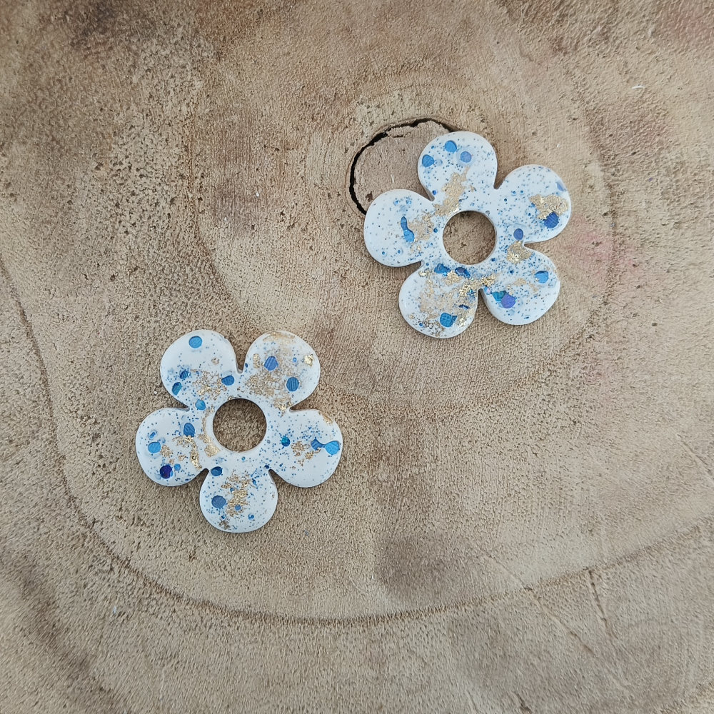 Pampille marguerite interchangeable or pailleté bleu en jesmonite par melissanacrea