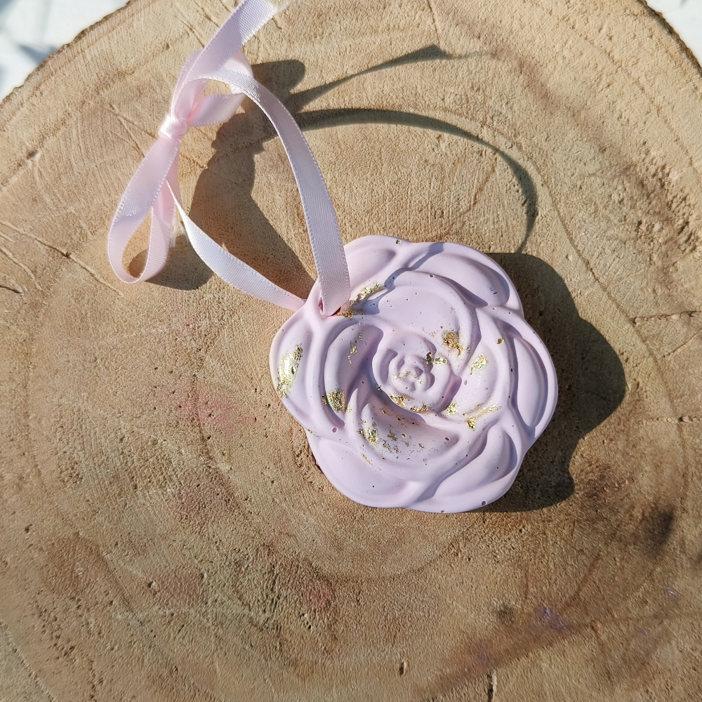 Jesmonite suspension aromatiques rose par mélissanacréa