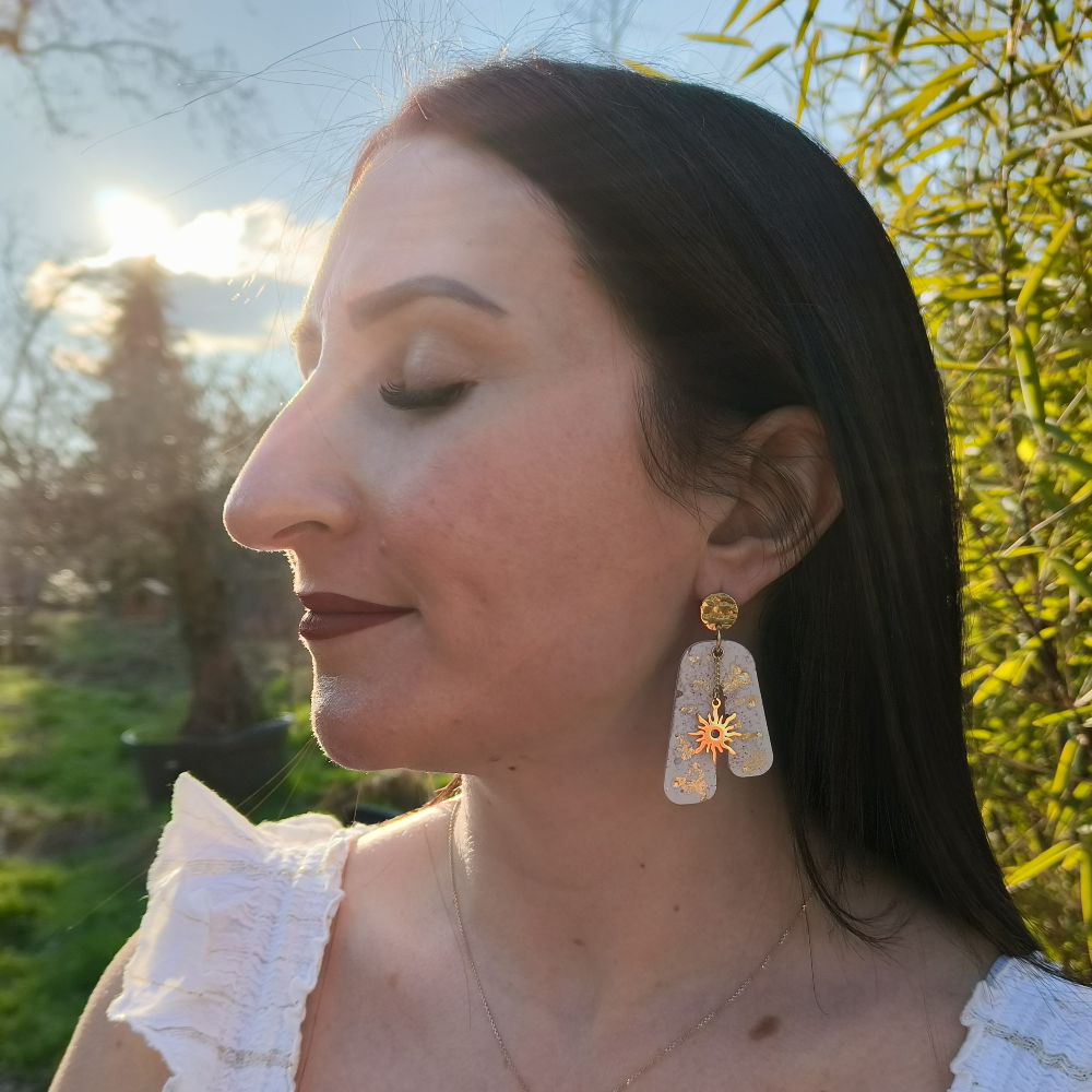 Boucle d'oreille Solveig rose et or à la lumière en jesmonite par mélissanacréa