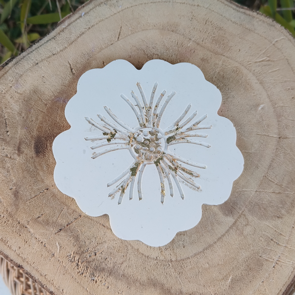 les plateaux fleurs nude en jesmonite par melissanacrea