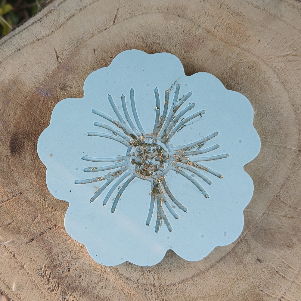 les plateaux fleurs bleu en jesmonite par melissanacrea