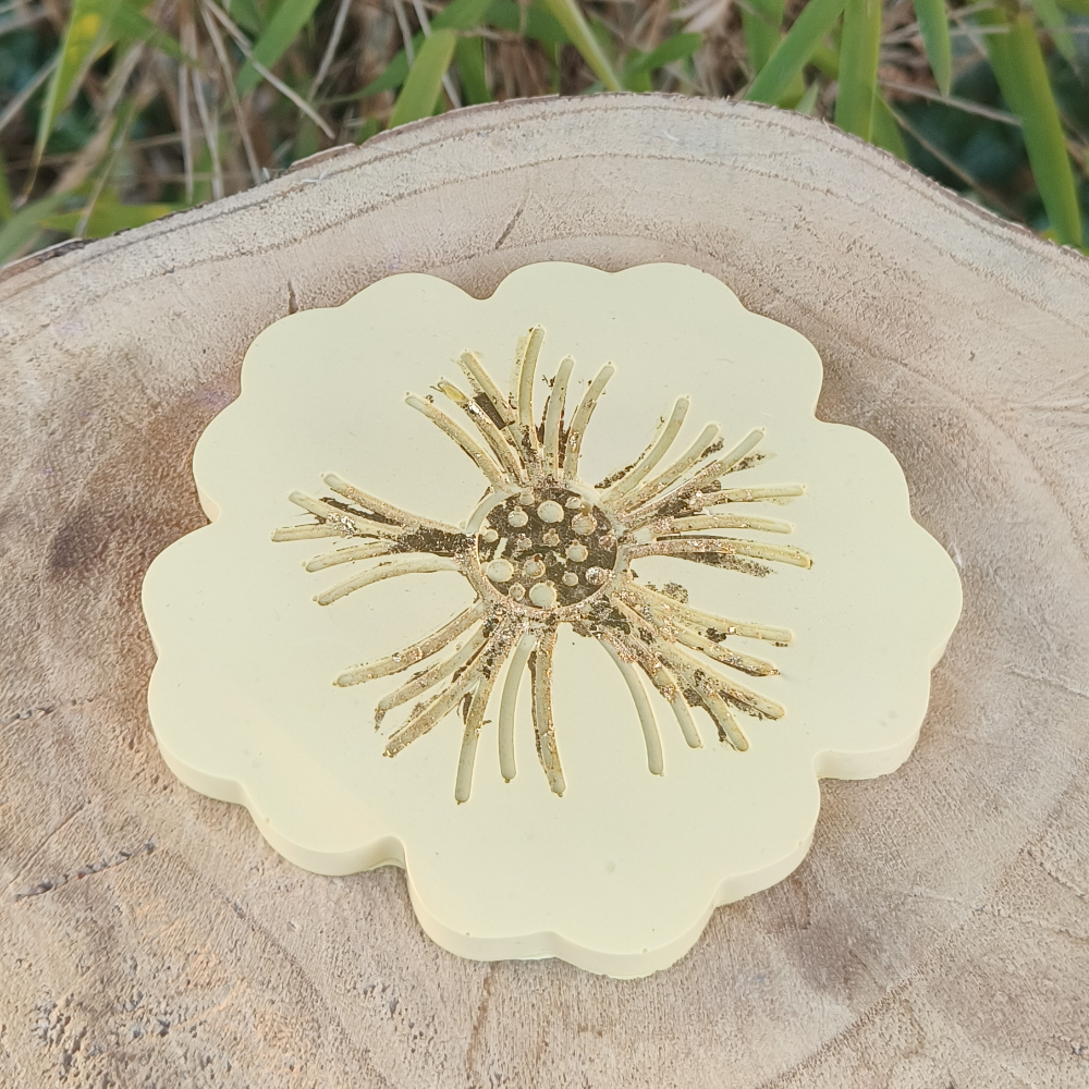 les plateaux fleurs jaune en jesmonite par melissanacrea
