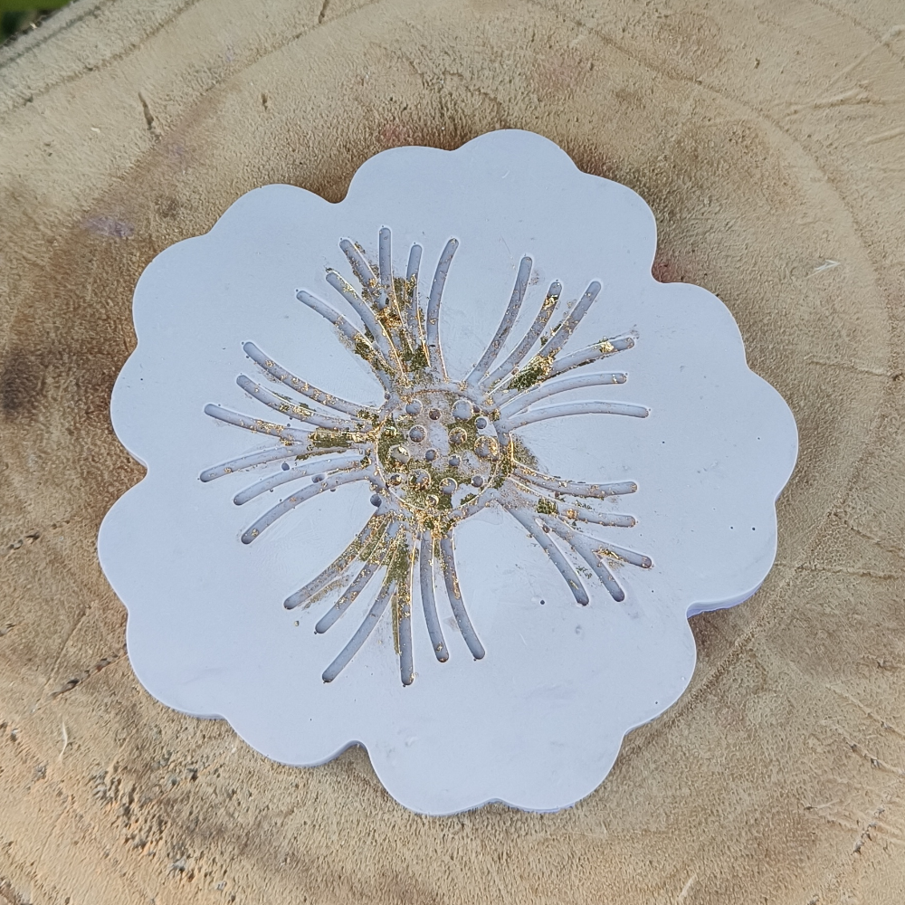 les plateaux fleurs lila en jesmonite par melissanacrea