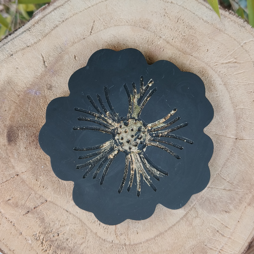 les plateaux fleurs noir en jesmonite par melissanacrea
