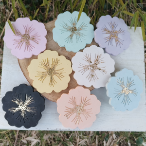 les plateaux fleurs en jesmonite par melissanacrea