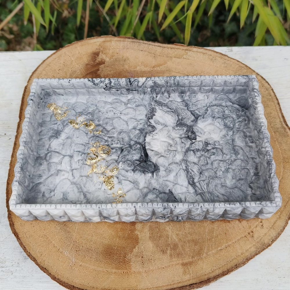 Grand vide poche rectangulaire marbré gris noir et or pour la salle de bain en jesmonite par melissana créa
