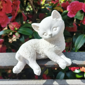 Chat allongé en jesmonite par Melissanacrea